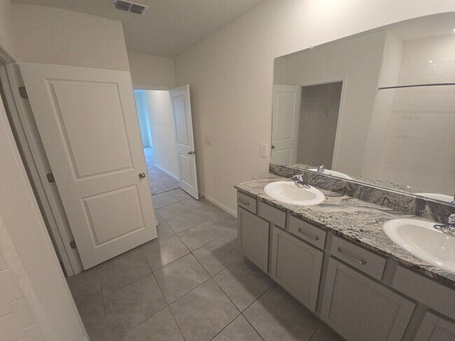 Building Photo - Gorgeous 3-Bedroom, 2-Bathroom Townhouse in Bradenton