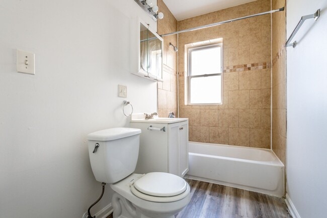 Building Photo - 215 E 68th St