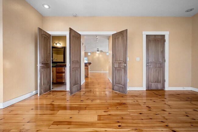 Building Photo - 1543 S Tuscany Ct