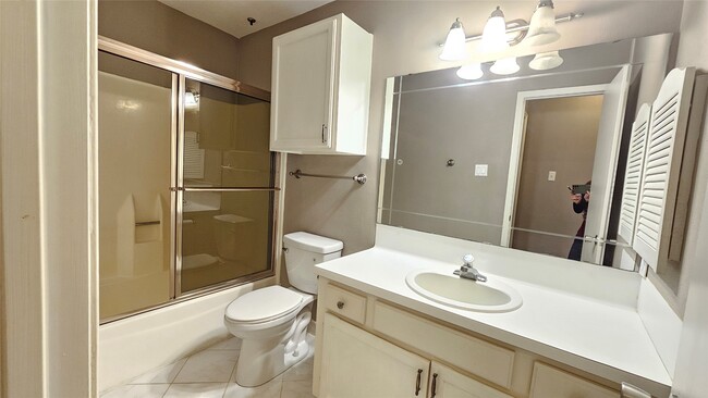 Building Photo - 33 April Point Dr N