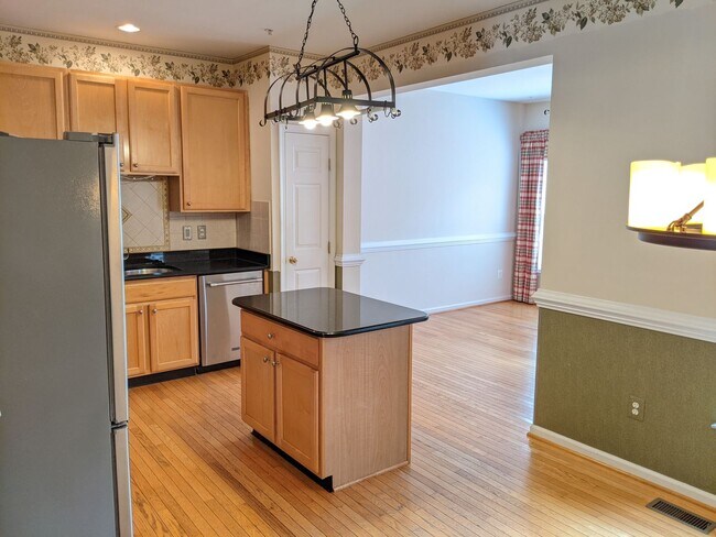 Building Photo - Townhouse in Spring Ridge community - OAKD...