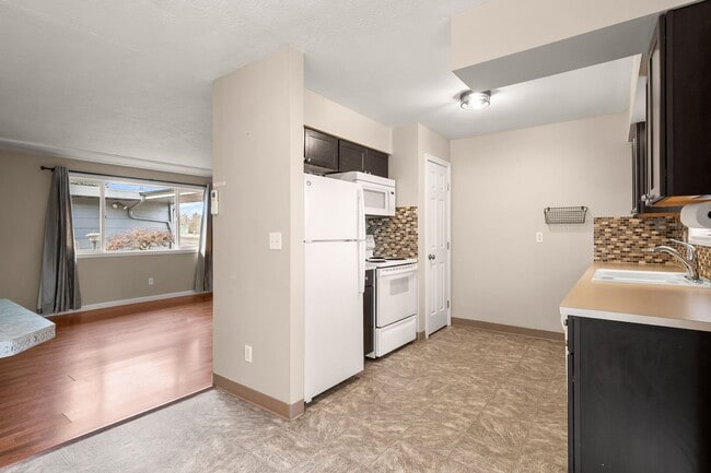 Building Photo - 2 Bedroom 1 Bath Duplex w/ Yard & Parking