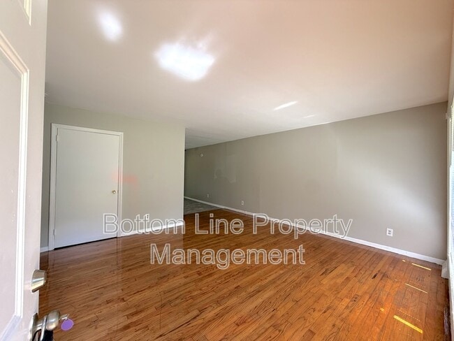 Building Photo - 561 Blendwood Dr