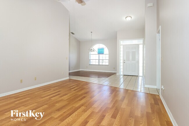 Building Photo - 2050 SE Elmhurst Rd