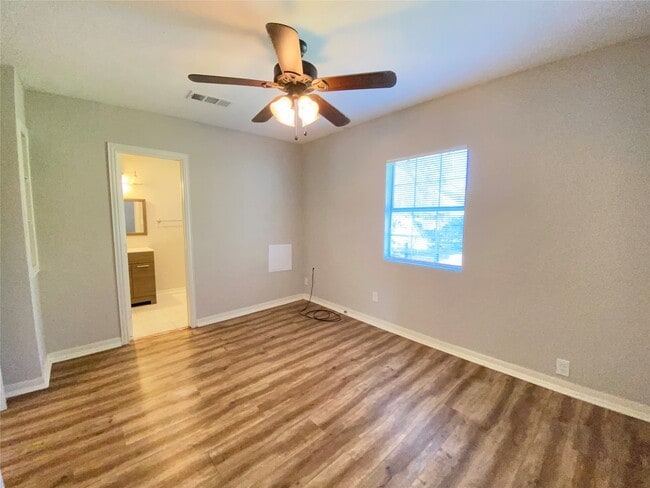 Building Photo - 410 Woolworth St