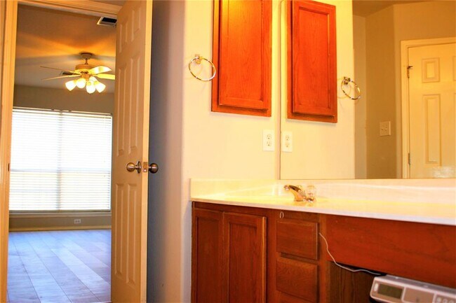 Building Photo - 1301 Knippa Cove