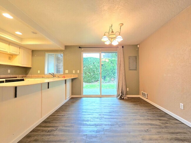 Building Photo - 2 Bedroom Home Available Now in Everett