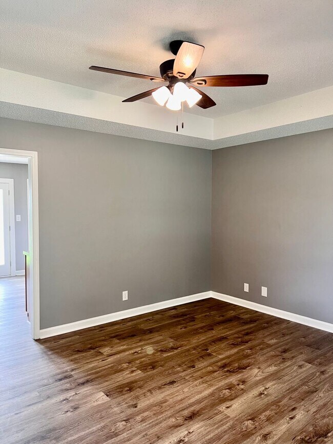 Building Photo - 3 Bedroom Home in Woodlawn Available Now!