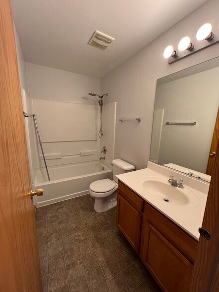 Building Photo - 1470 Millbrook Dr