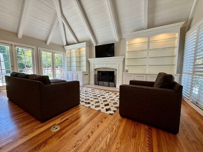 Building Photo - Stunning, Furnished 4 Bed 3.5 Bath + Offic...