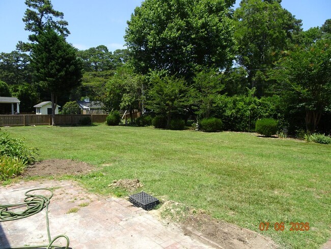 Building Photo - 3 bedrooms, 2 baths single family home