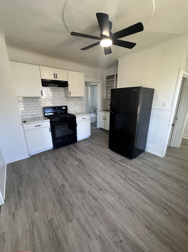 Building Photo - 223 E 27th St