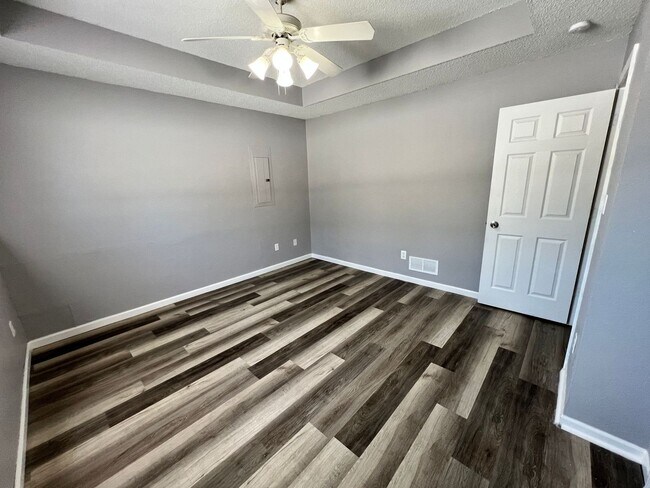 Building Photo - Spacious 3BR Duplex with Garage