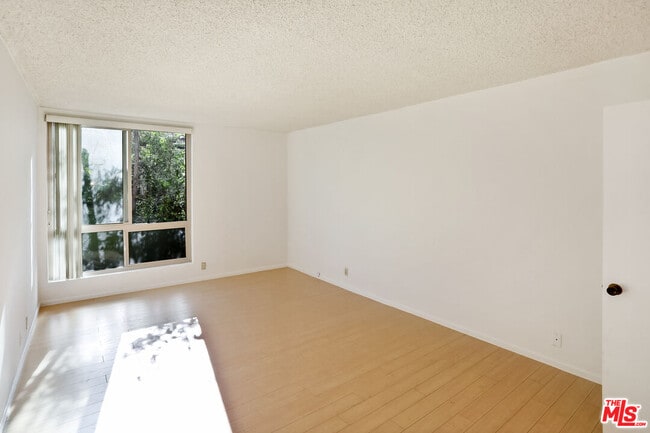 Building Photo - 809 S Bundy Dr