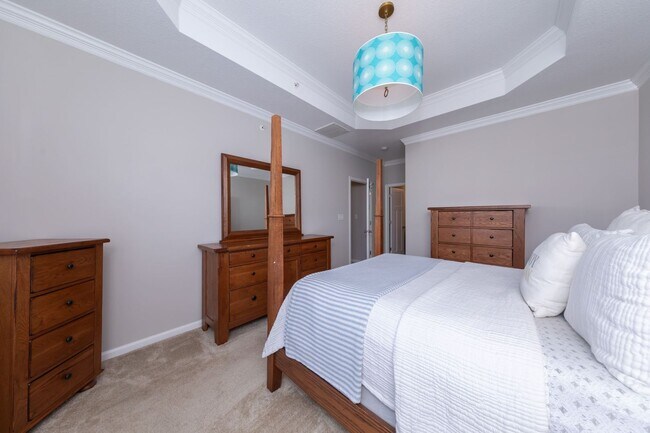 Building Photo - 2 bedroom condo close to W&M