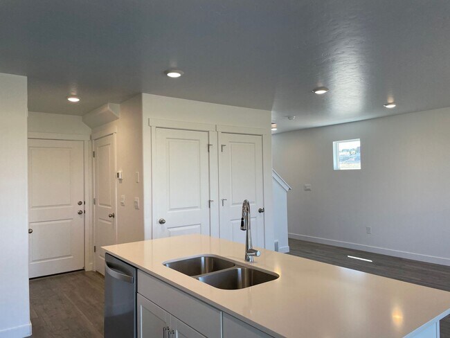 Building Photo - 3-Bedroom Townhome in Santaquin!