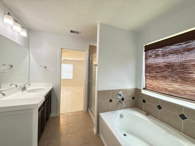 Building Photo - 4127 Longmont Hills Ln