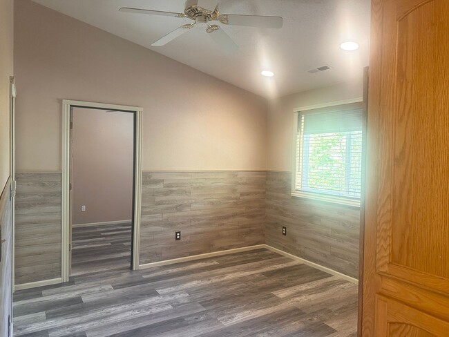 Building Photo - 4-bedroom 2.5 Bath McMinnville OR 97128
