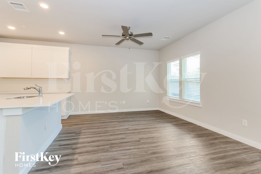 Building Photo - 18306 W Centro Cir