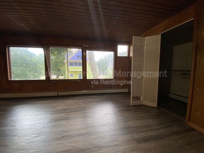 Building Photo - 513 Village St