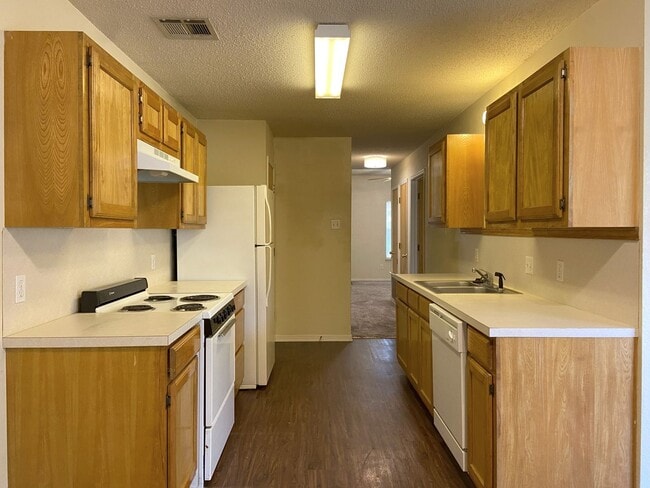 Building Photo - One-Bedroom with Garage