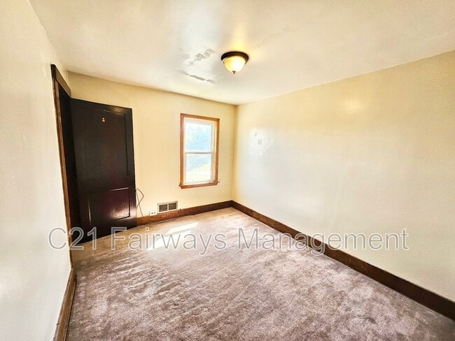 Building Photo - 1035 Lysle Ave