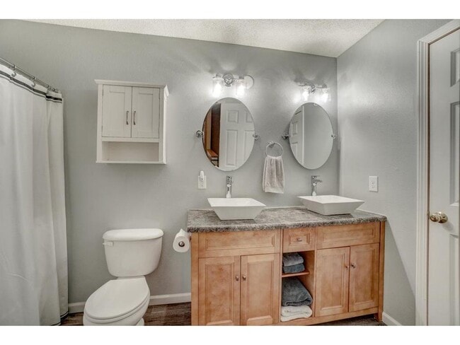 Building Photo - Nice 3 Bedroom 1.5 Bathroom Townhome in Hu...