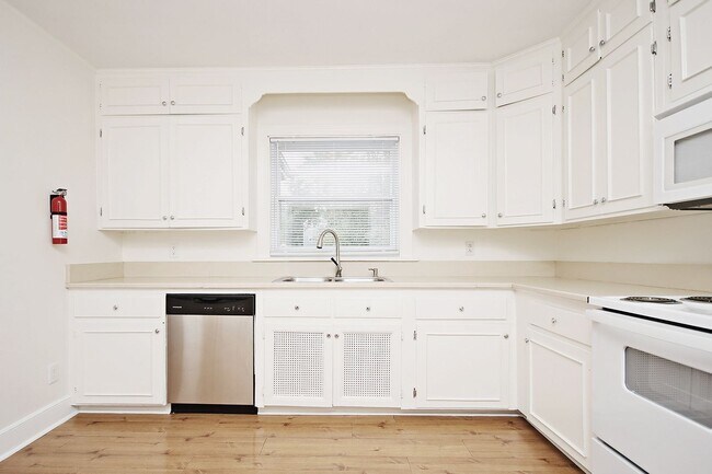 Building Photo - Student-Friendly Home in Desirable Univers...