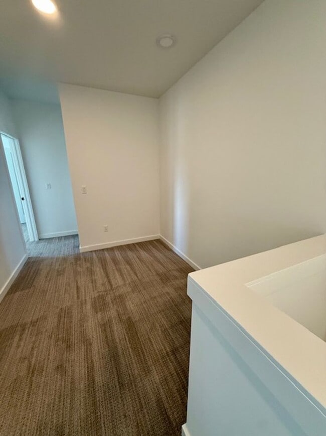 Building Photo - Single Family HOME with 3 Bedrooms 2 1/2 Bathrooms - Where Mountains meet you at upscale living!