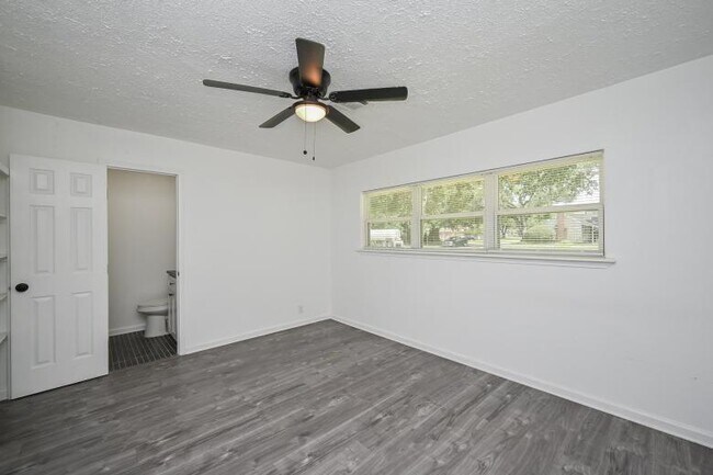 Building Photo - 5233 W 43rd St