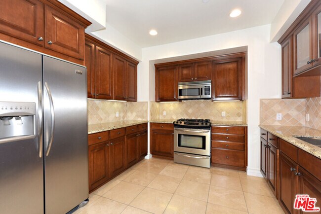 Building Photo - 2347 Fox Hills Dr