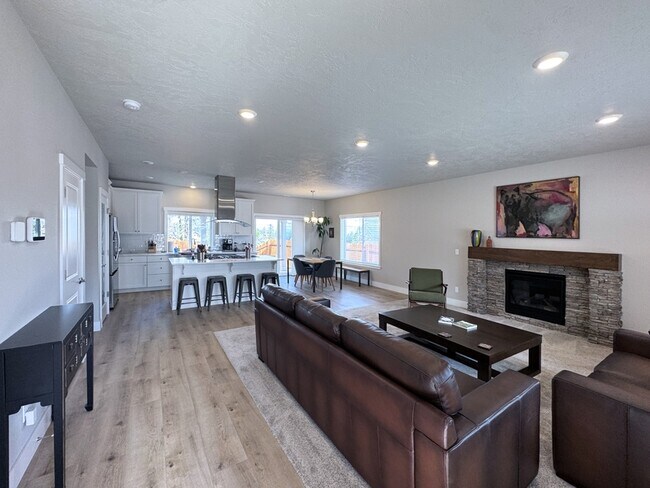 Building Photo - 2771 Cascara Dr