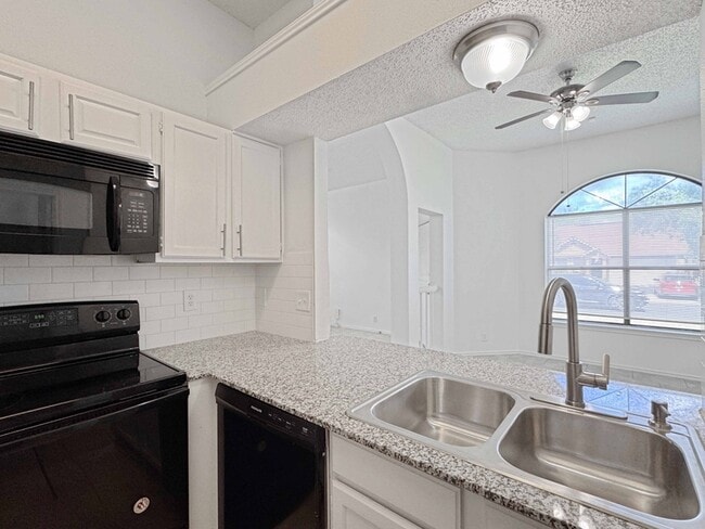 Building Photo - 10203 Sunset Field Dr