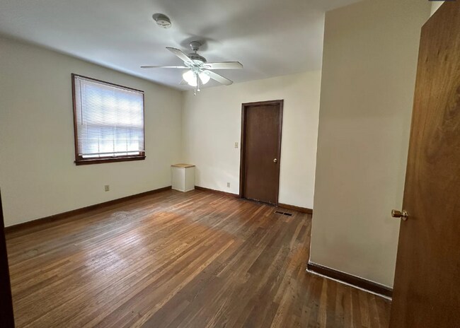 Building Photo - Freshly Painted 4 Bedroom Home