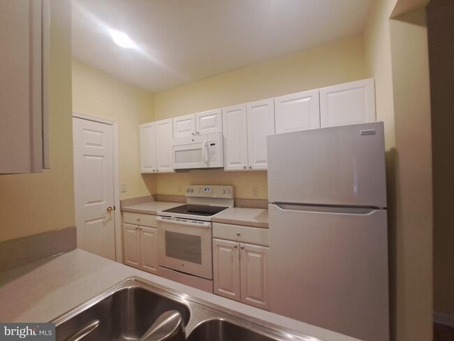 Building Photo - 4100 Sandpiper Dr
