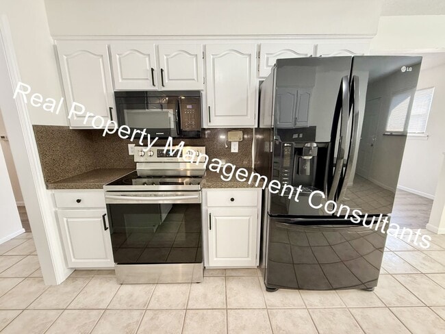Building Photo - 3 bed 2.5 bath Private Oasis