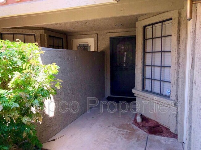 Building Photo - 77642 Woodhaven Dr S
