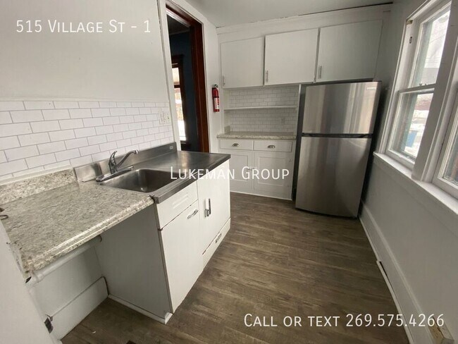 Building Photo - 515 Village St