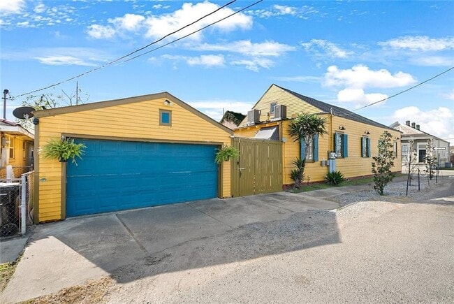 Building Photo - 1837 Touro St