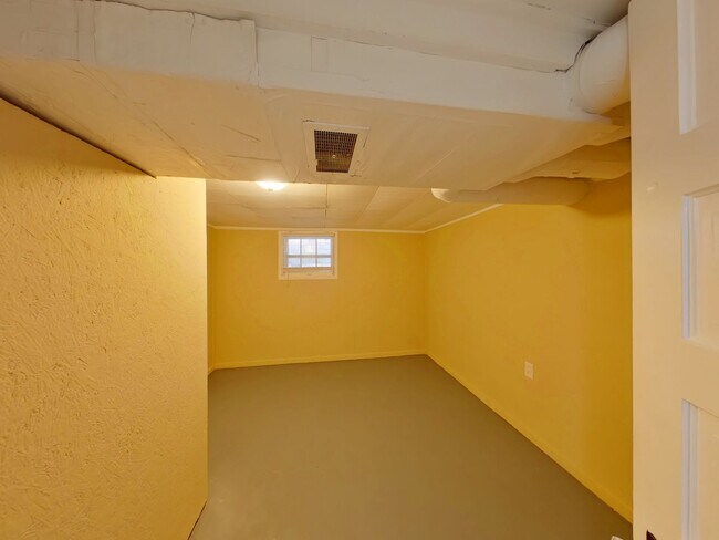 Building Photo - 207 1/2 S Erie