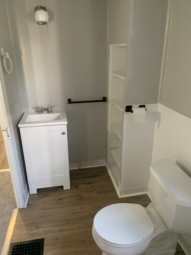 Building Photo - 13 S Main St