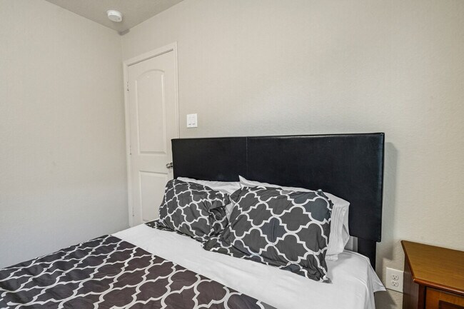 Building Photo - 1345 Lariat Rdg Trl
