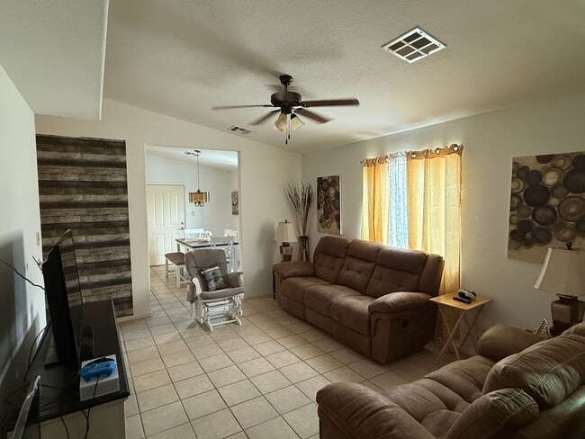 Building Photo - Casa en San Luis AZ with included utilitie...