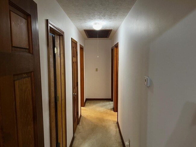 Building Photo - 380 Hidden Valley Dr SE