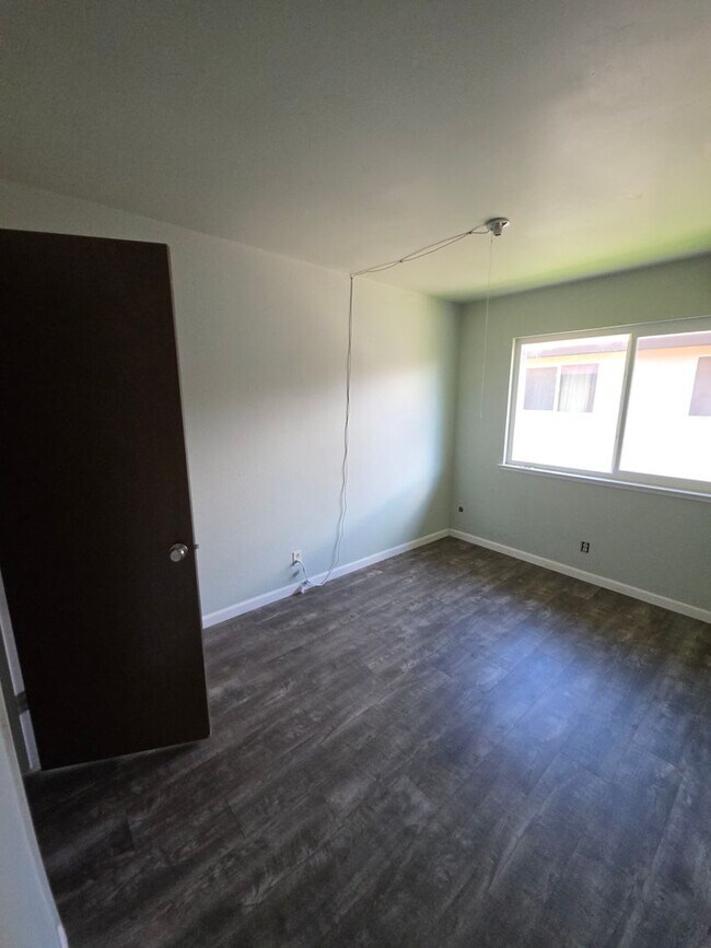 Building Photo - Welcome home to this beautifully updated 2...