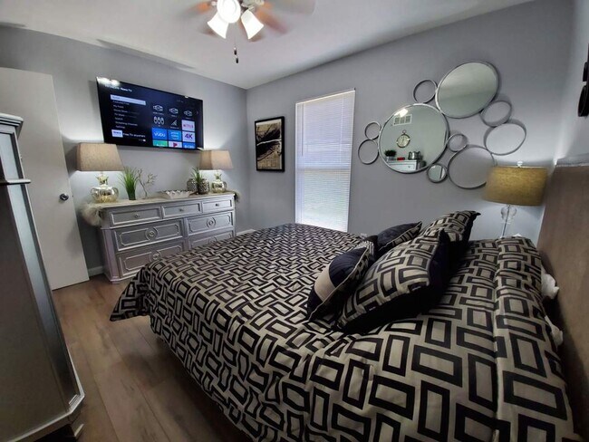 Building Photo - Fully Furnished Short-term rental Includes internet, cable, washer, dryer, etc