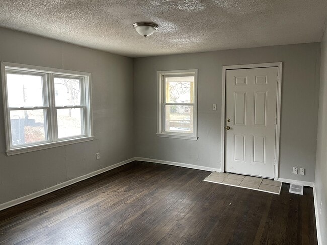 Building Photo - 1120 E 84th Terrace