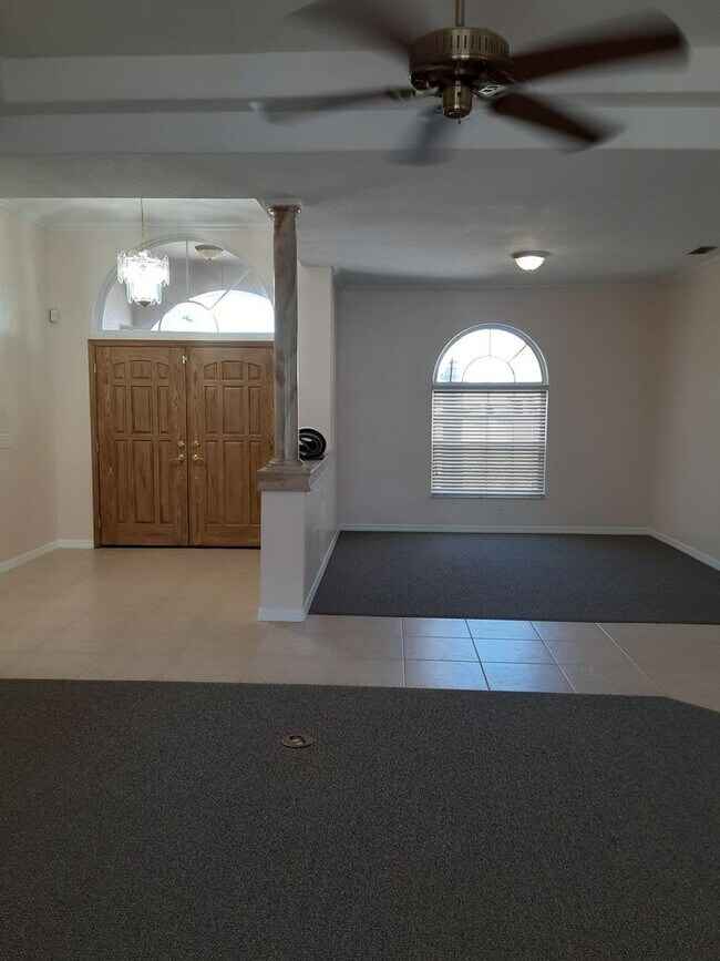 Building Photo - Move In Special