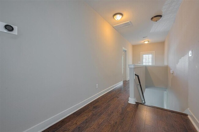 Building Photo - 2865 Westhollow Dr