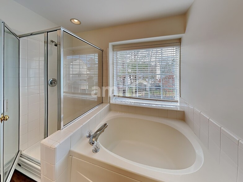 Building Photo - 1208 Mallory Ln